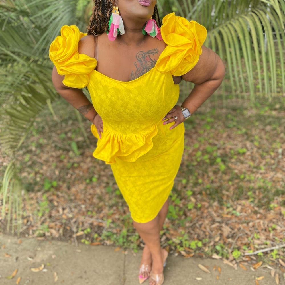 Elegant Yellow Off-Shoulder Dress - Picture 4 of 6